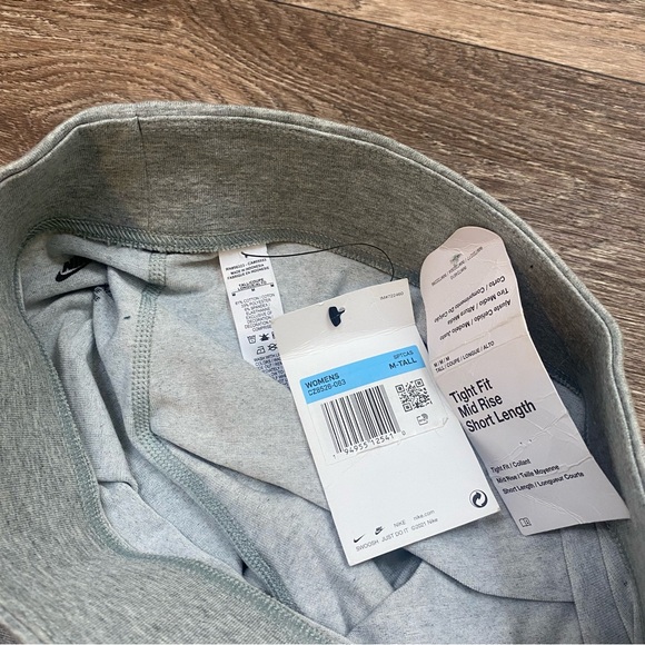 Nike Tight Fit Mid Rise Short Length Medium Tall Women’s Biker Shorts Comfy NWT - Picture 5 of 7